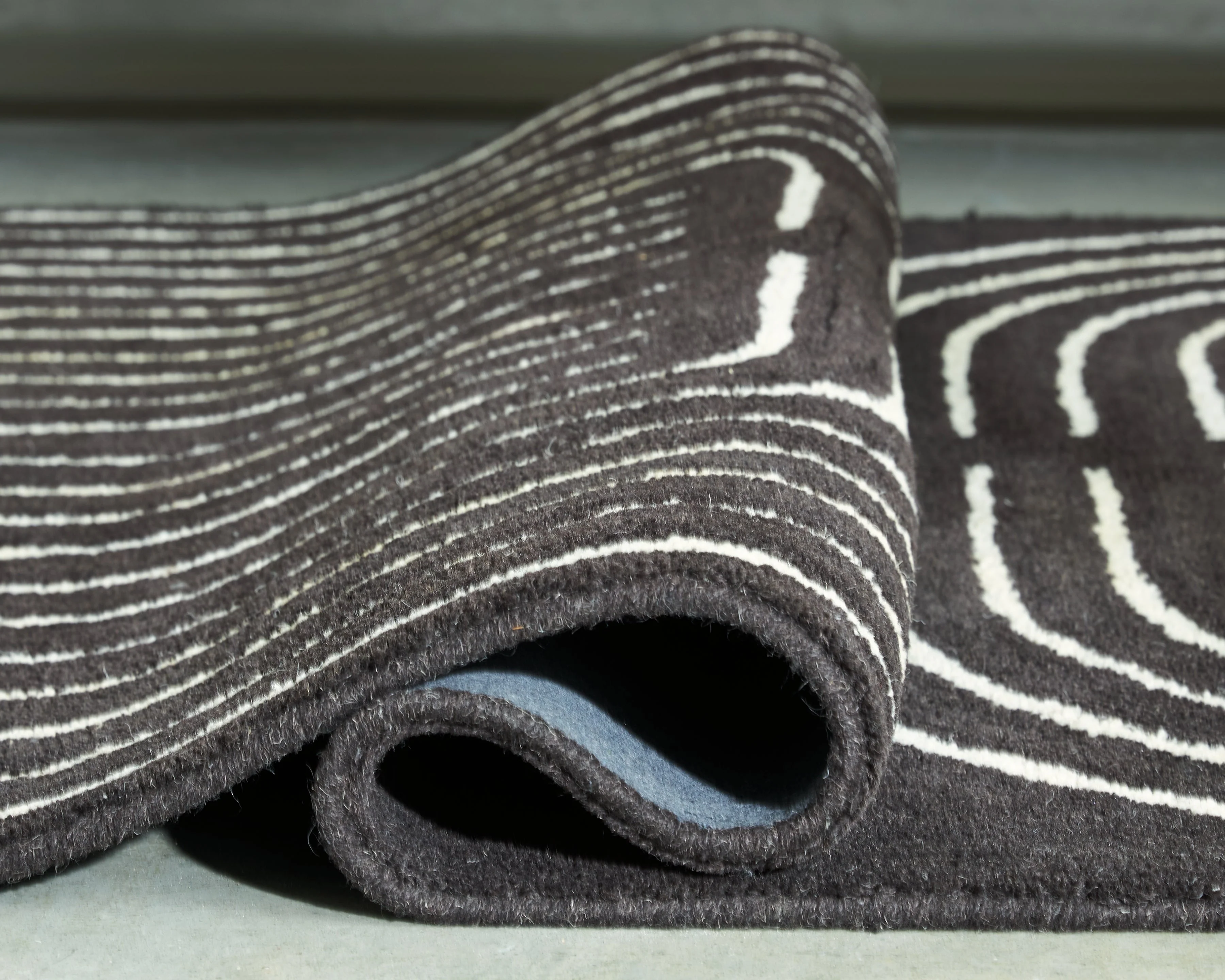 Eldonmore Black/Ivory Medium Rug - Image 4