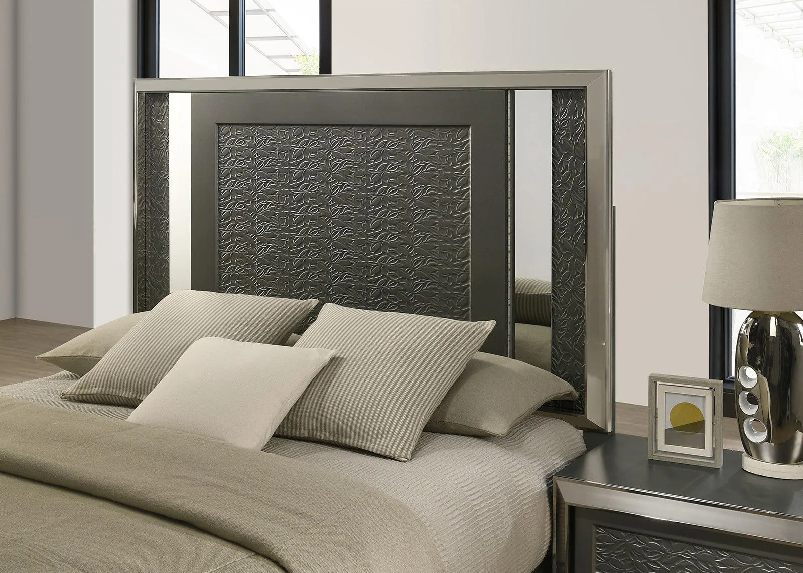 Leyland Dark Gray LED Queen Platfrom Bed - Image 3