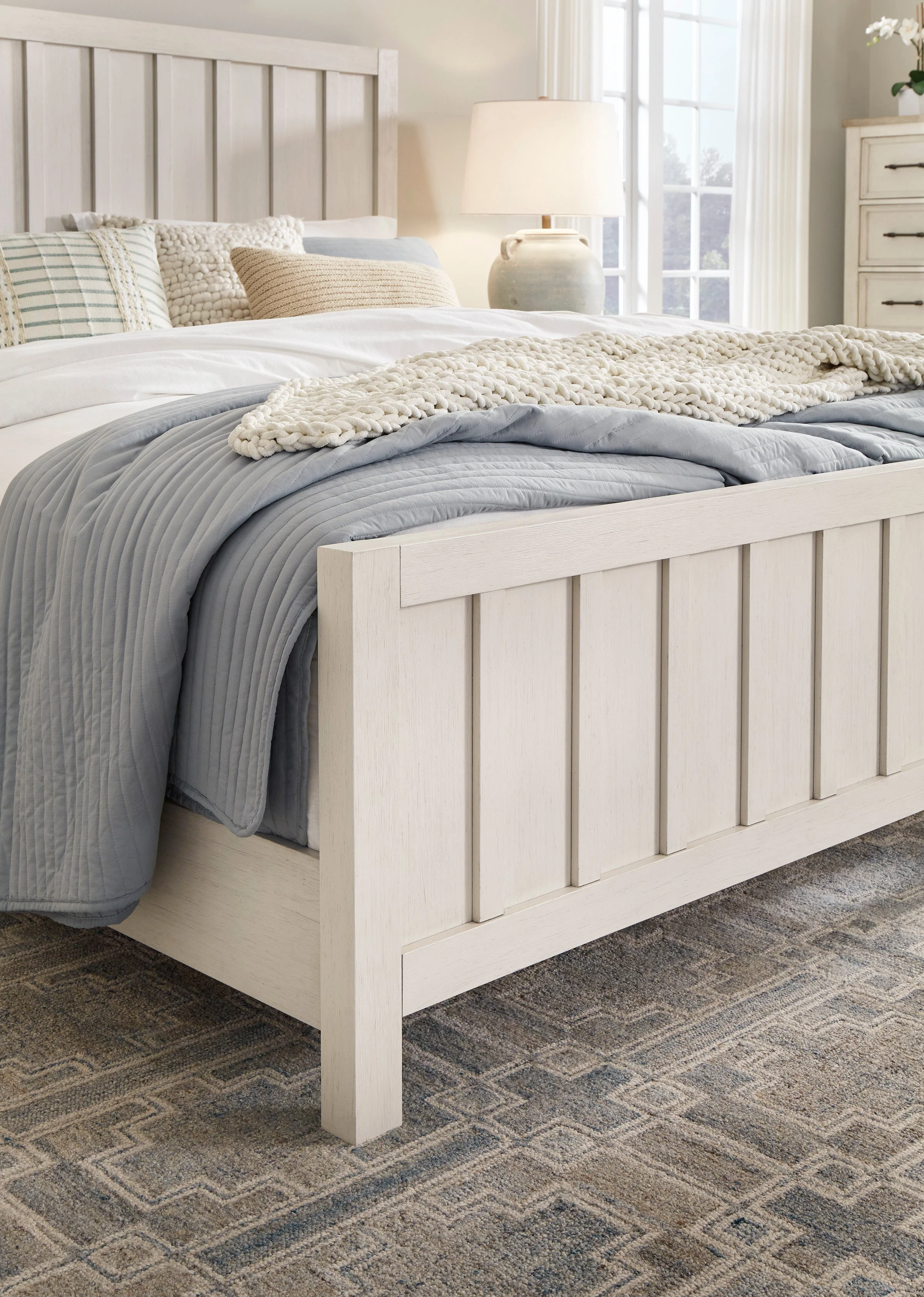 Shaybrock Antique White King Panel Bed - Image 4
